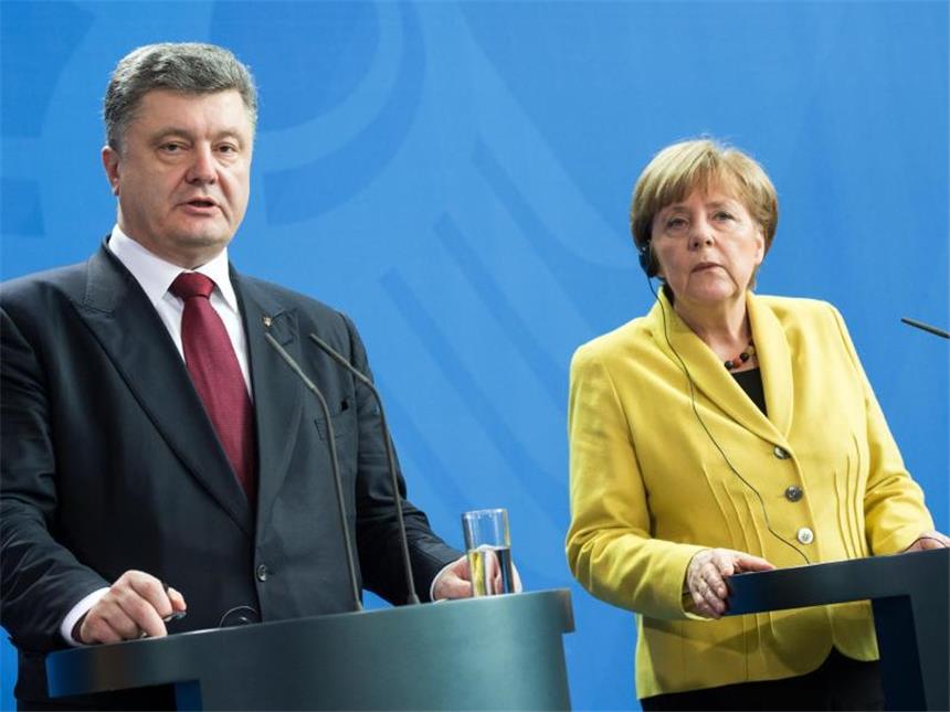 Donbass-Friedensplan: Merkel und Poroschenko fordern Umsetzung Fordern die Umsetzung des Friedensplans für das Kriegsgebiet Donbass: Kanzlerin Merkel und der ukrainische Präsident Poroschenko. Foto: Bernd von Jutrczenka/Archiv