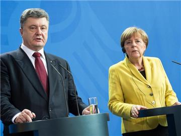 Fordern die Umsetzung des Friedensplans für das Kriegsgebiet Donbass: Kanzlerin Merkel und der ukrainische Präsident Poroschenko. Foto: Bernd von Jutrczenka/Archiv