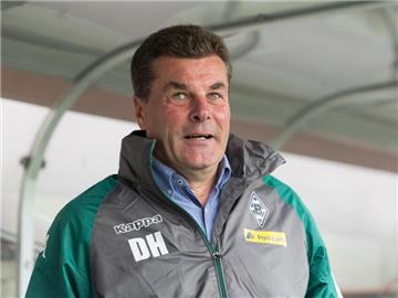 Fordert Gelassenheit im Umgang mit dem Videobeweis: Gladbach-Trainer Dieter Hecking. Foto: Guido Kirchner