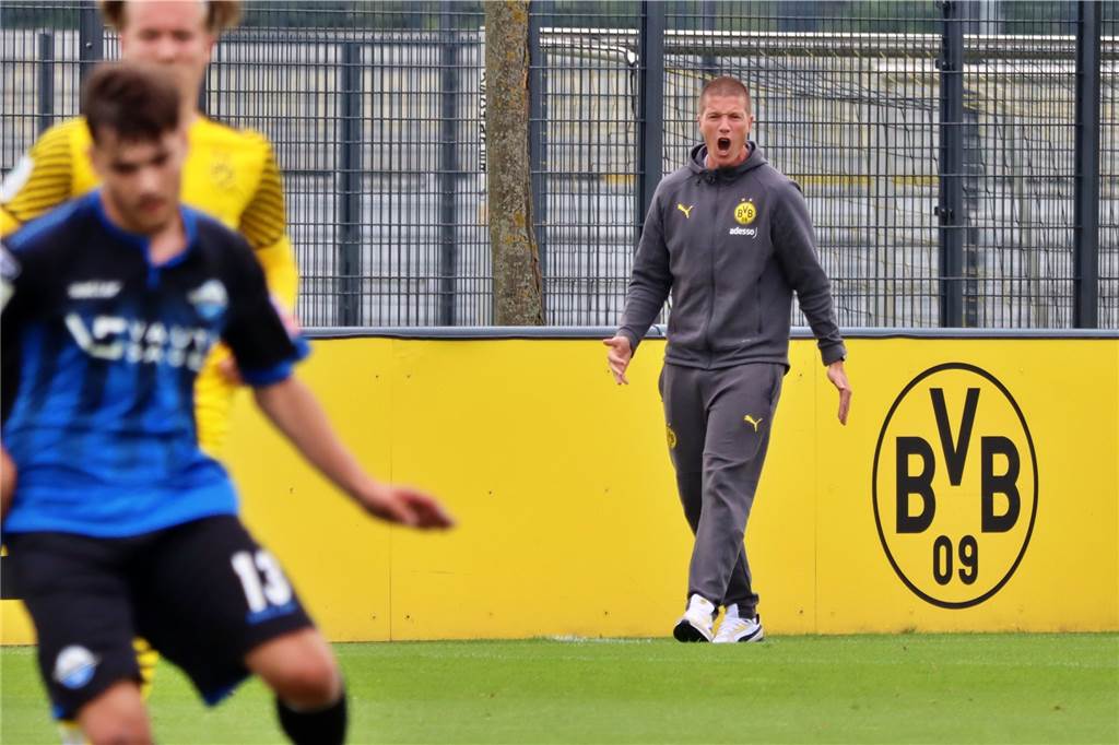 Kopf und Körper: Wie Göktan Gürpüz den BVB-Spagat zwischen U19 und Profis meistert Fordert und fördert: BVB-U19-Trainer Mike Tullberg.