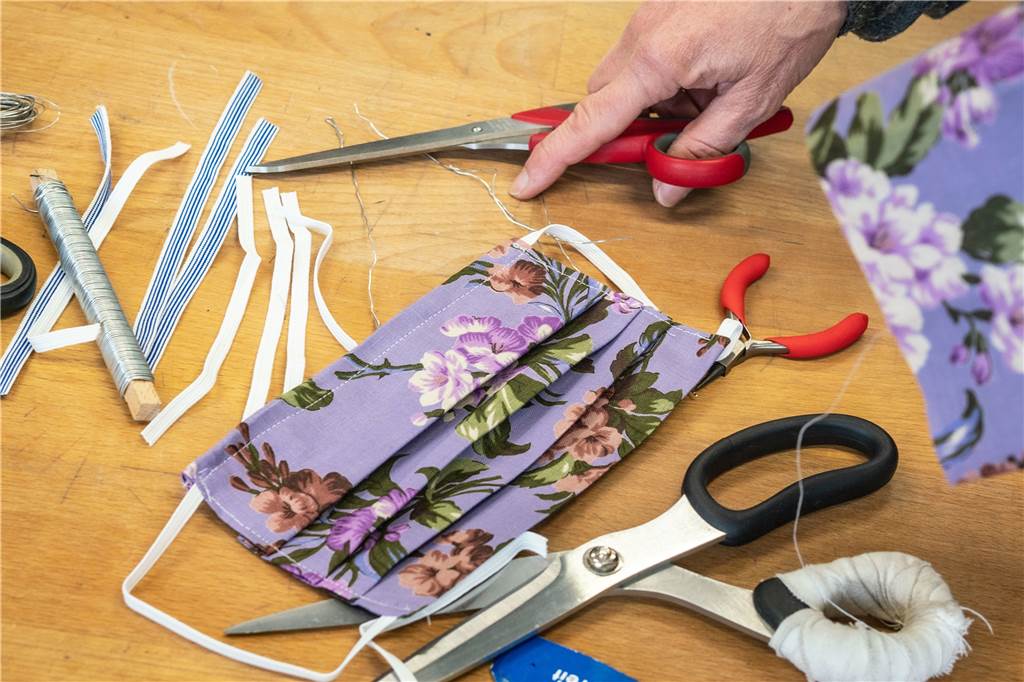Mundschutz für Kinder: Was zu beachten ist und wie man ihn selbst näht Form und Farbe der Masken können variieren - Sie müssen für Ihr Kind die richtige Passform finden.