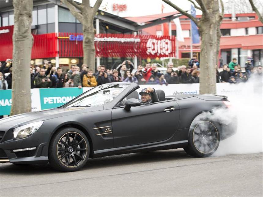 Fans feiern bei «Stars & Cars» die Mercedes-Weltmeister Formel-1-Weltmeister Lewis Hamilton ließ in Stuttgart die Reifen qualmen. Foto: Daniel Naupold