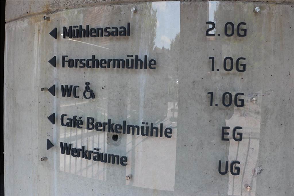 Forschermühle ist „in Betrieb“: Fleißige „Bee-Bots“ warten auf kleine Entdecker Schild im Eingang der Forschermühle