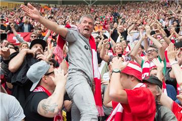 Fortuna Düsseldorf ist zurück in der Bundesliga. Die Fans feiern Trainer Friedhelm Funkel.