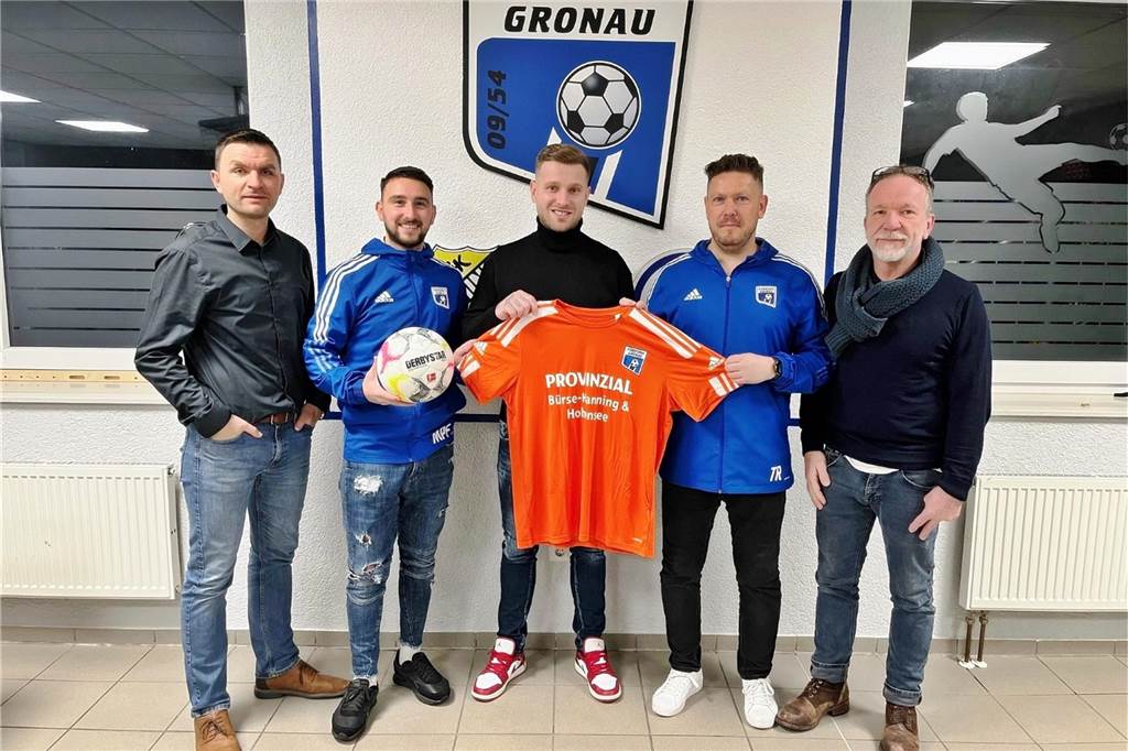 Wechsel von Tim Hölscher zu Fortuna Gronau geplatzt: Ex-Profi zieht Zusage zurück Fortuna Gronau präsentierte Tim Hölscher (M.) bereits im Vorjahr als Neuzugang für die Saison 2024/25.