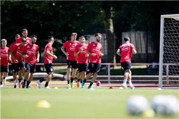 Fortunas Spieler absolvieren beim Trainingsauftakt eine Laufeinheit. Foto: Marcel Kusch