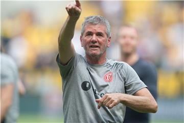 Fortunas Trainer Friedhelm Funkel jubelt nach dem Spiel. Foto: Sebastian Kahnert