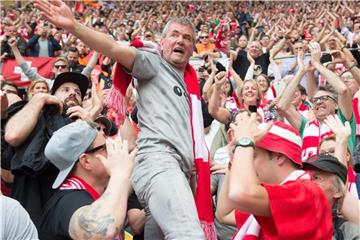 Fortunas Trainer Friedhelm Funkel lässt sich von den Fans feiern. Foto: Sebastian Kahnert