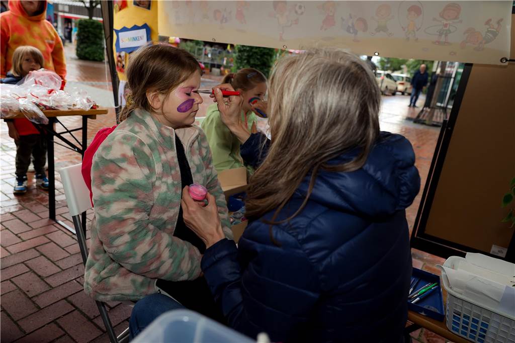Gelungene Premiere: Maifest lockte viele Menschen ins Dorf Foto: Julian Schäpertöns