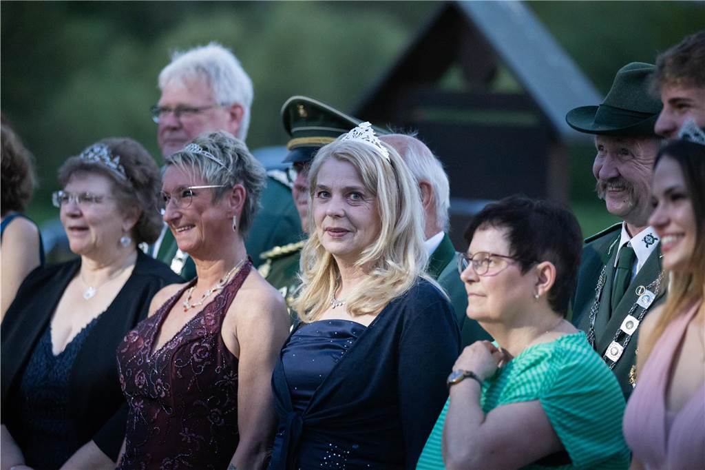 Mehrere Schützenköniginnen posieren mit ihren Männern für ein Foto.