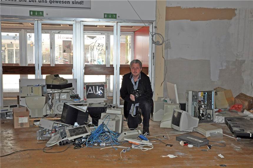 Fotograf Claus Marklseder inmitten der Überreste der Verkaufsräume im Hertie-Haus.