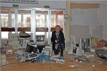 Fotograf Claus Marklseder inmitten der Überreste der Verkaufsräume im Hertie-Haus.