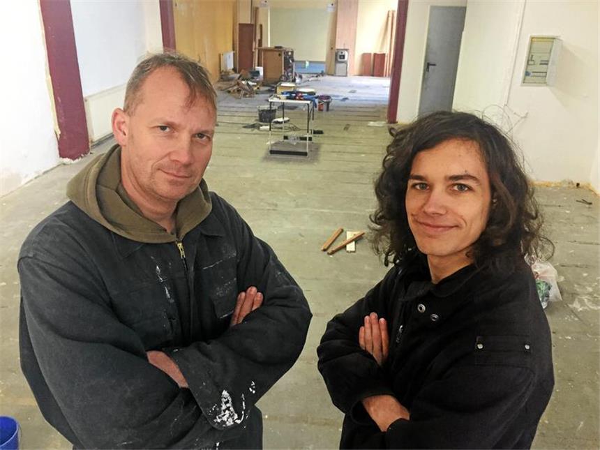 Neonazis bedrohen Hausbesitzer und Kulturtreff Fotograf Hendrik Müller (links) und Sascha Bender im Ladenlokal an der Scharnhorststraße.