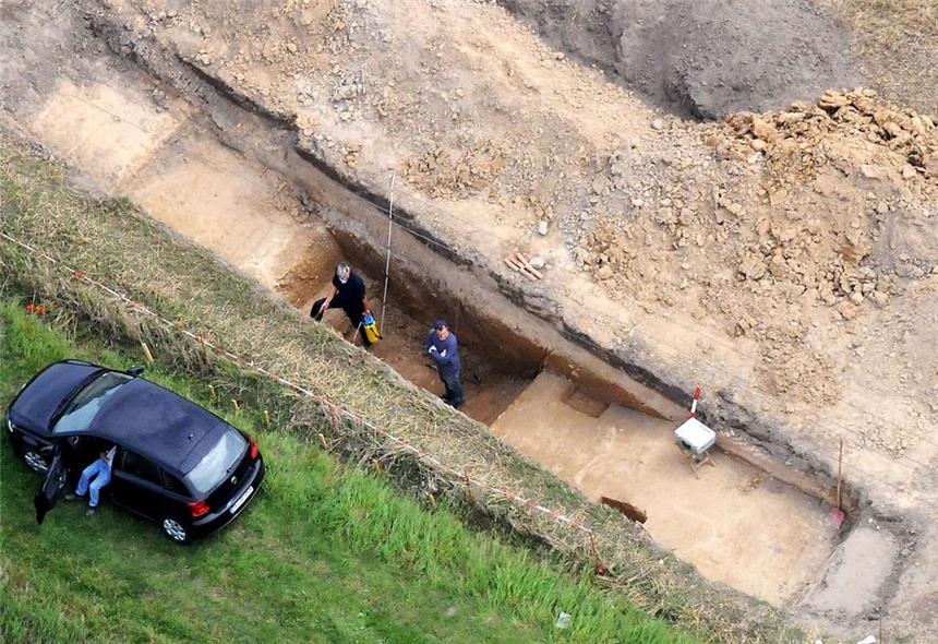Forscher sorgen sich um archäologischen Sensationsfund Fotograf Oskar Neubauer hat schon im August die Probegrabungen aus der Luft beobachtet.