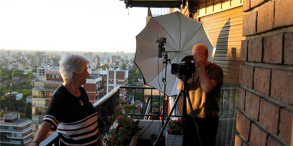 Stolpersteine: Lünerin Edith Nassau floh vor Nazi-Terror nach Argentinien Fotograf Tim Hoppe fotografiert in Buenos Aires eine Protagonistin. Der Fotograf und die Journalistin Corinna Below kommen nach Lünen.