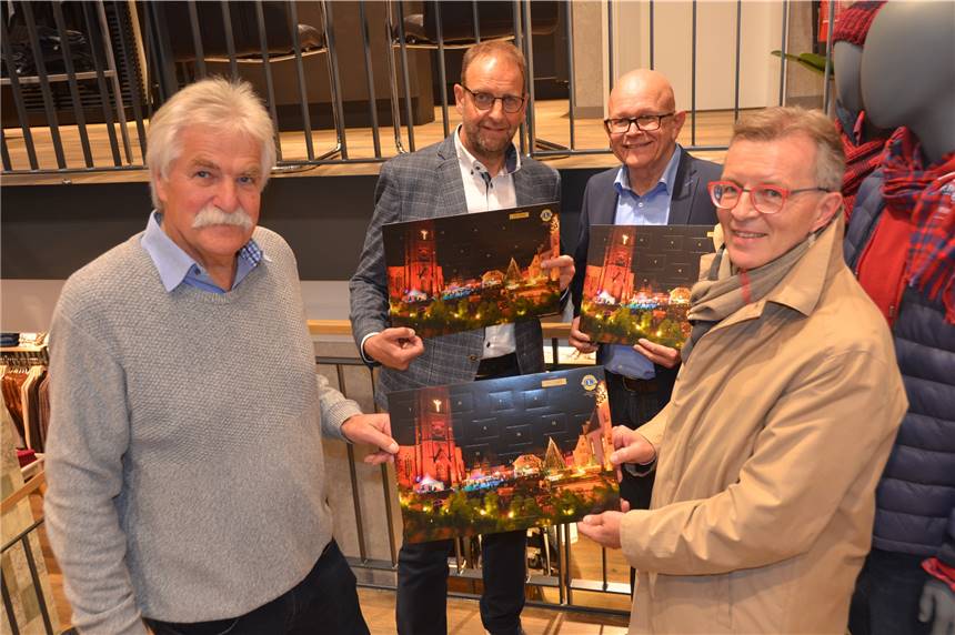 Lions Club Haltern: Verkauf des Adventskalenders startet - das ist der Hauptgewinn Fotograf und Autor Wolfgang Köhler sowie Günther van Buer, Leo Keysberg und Reiner Wille stellten im Modehaus van Buer den neuen Lions-Adventskalender vor.