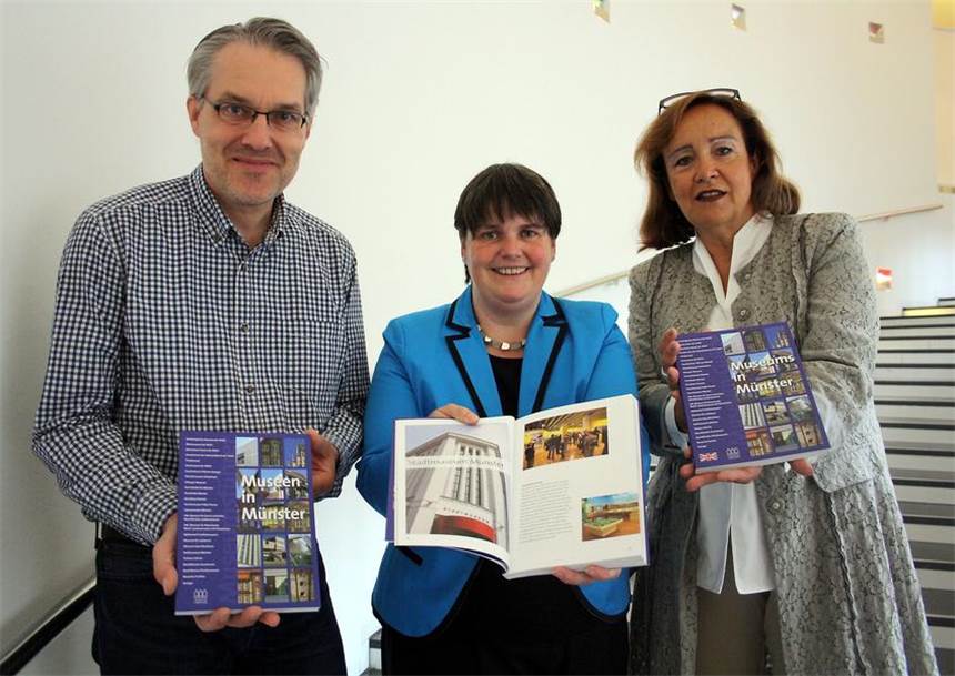 26 Museen auf Papier Fotograf und Buchgestalter Markus Bomholt, Stadtmuseumsleiterin Barbara Rommé und Münstermitte-Verlegerin Andrea Lamberti sind stolz auf den neuen Museumsführer.