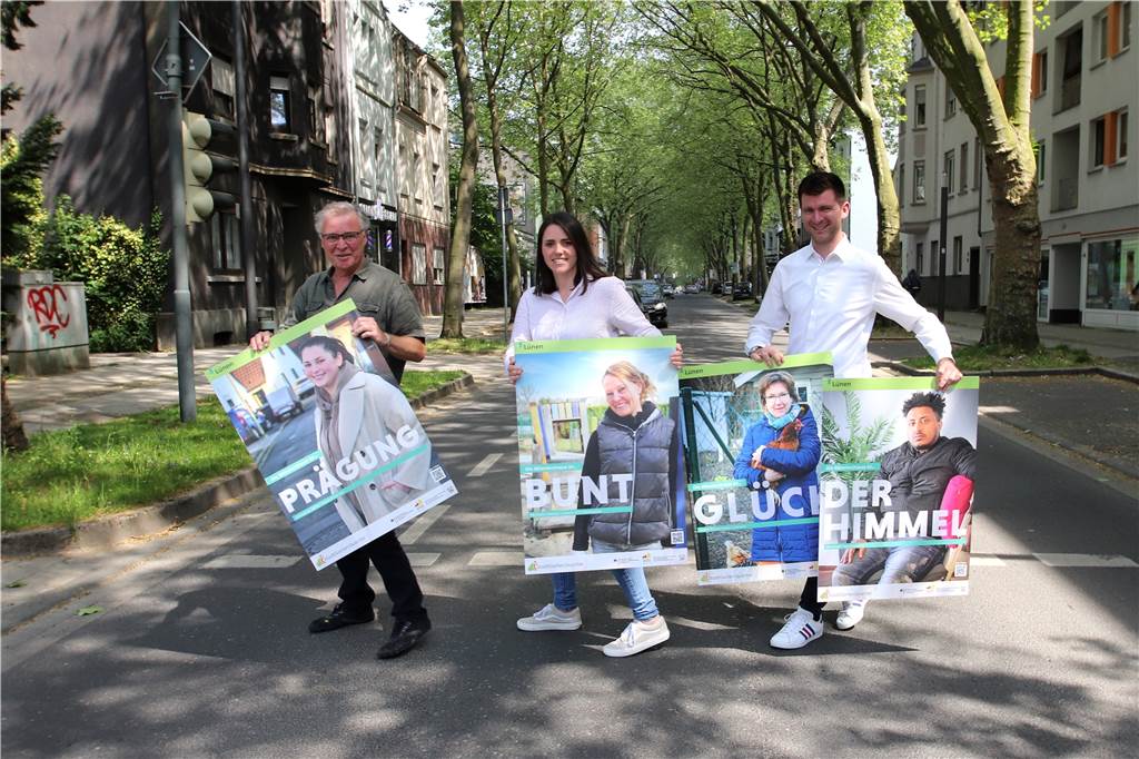 Fotograf aus Lünen weiß: Münsterstraße ist für sie Heimat, Himmel, Glück Fotograf und Ideengeber des Projektes Günter Blaszczyk (l), Vanessa Powierski vom Referat für Stadtentwicklung und Quartiersmanager Stefan Kaspari freuen sich über das gelungene Projekt auf der Münsterstraße.