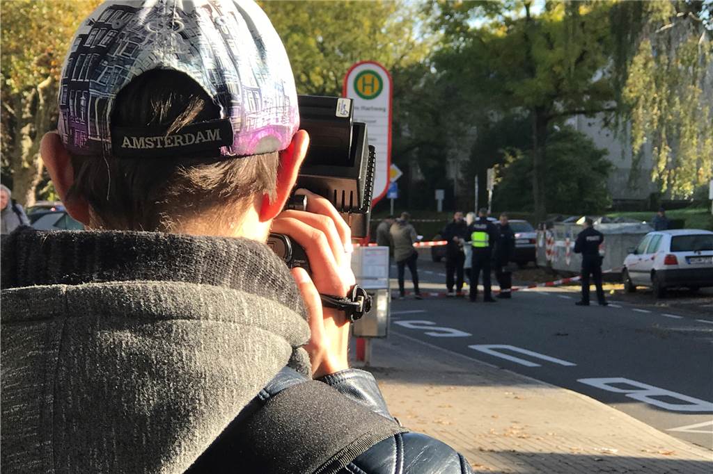 Tod nach Taser-Einsatz in Dorstfeld: Bodycams waren nicht eingeschaltet Fotografen und TV-Teams vor Ort. Ermittler bei ihrer Arbeit am Tatort. So war es am Vormittag des 19. Oktober 2022 auf der Wittener Straße in Dorstfeld.