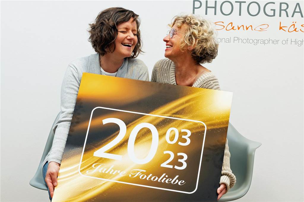 Susanne Kästner hat in 20 Jahren mehr als 600 Hochzeiten fotografiert Fotografieren kann harte Arbeit sein, macht aber auch Spaß, wie Susanne Kästner (r.) und Mitarbeiterin Sabrina Kiel demonstrieren.