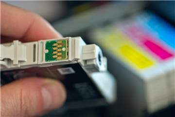 Fotos gelingen mit Tintenstrahldruckern besser. Laserdrucker eignen sich eher für das Ausdrucken von Texten. Darauf macht Stiftung Warentest aufmerksam. Foto: Andrea Warnecke
