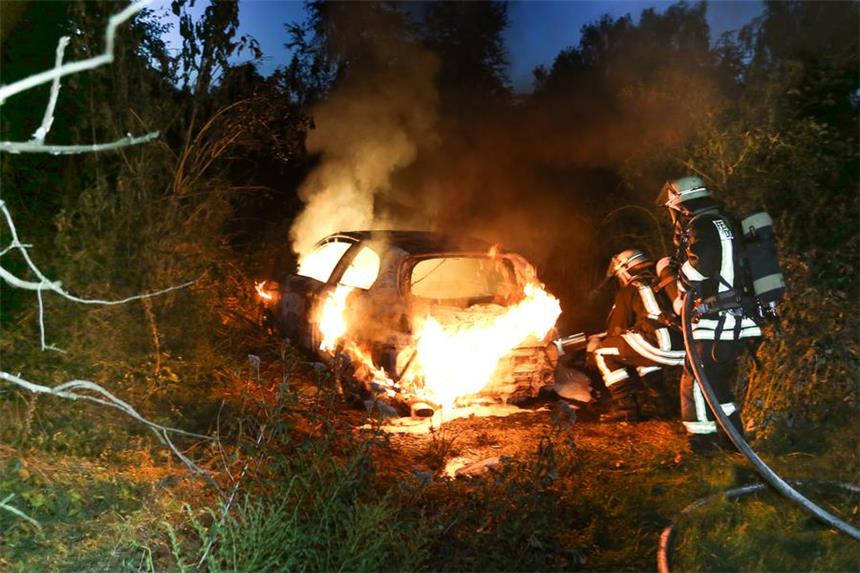 Gestohlenes Auto brennt in Nette aus Fotos vom Einsatz im Mooskamp.