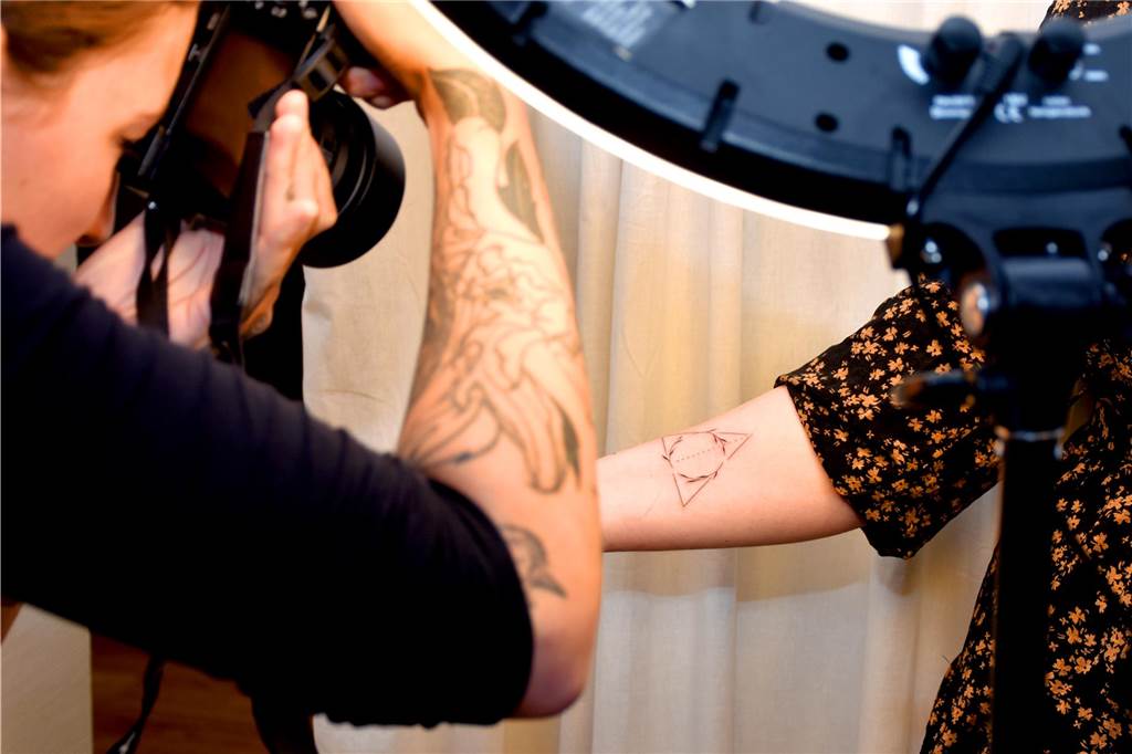 Darleen Jansen zieht ihr eigenes Tattoostudio mit 25 durch Darleen Jansen fotografiert ein fertiges Tattoo