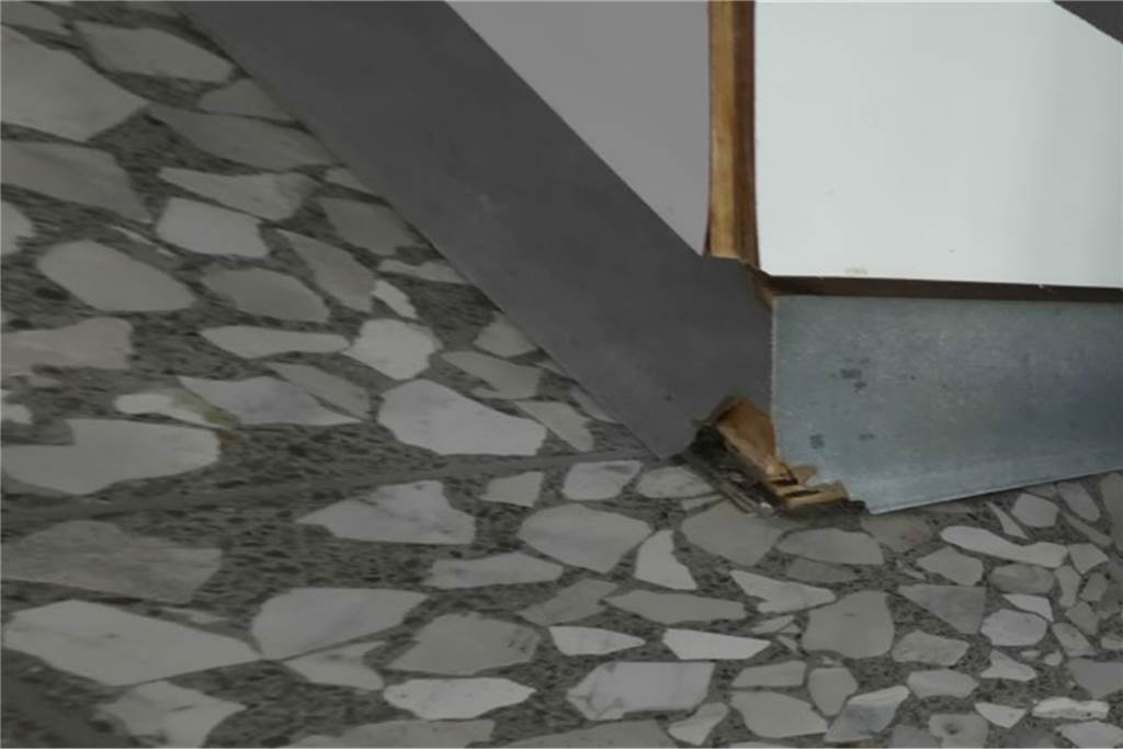 Fotos von der Stadtverwaltung dokumentieren: An den Details im Hallenbad nagt die Zeit.