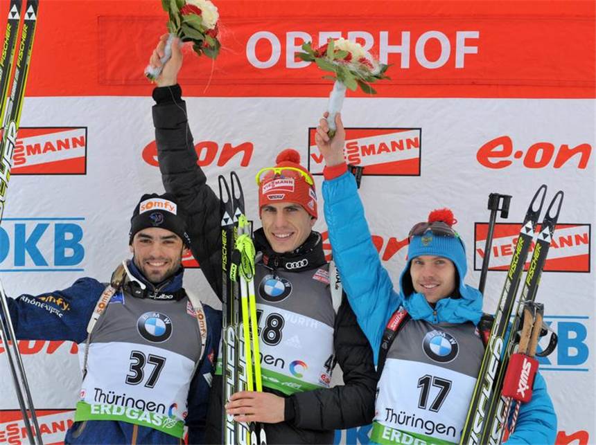 Handbremse gelöst: Peiffer holt ersten Saisonsieg Fourcade (l-r), Peiffer und der Drittplatzierte Jewgeni Ustjugow jubeln auf dem Podium. Foto: Martin Schutt