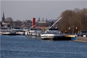 Frachtschiffe liegen in Duisburg am Rhein im Hafen. Foto: Marcel Kusch/Archiv