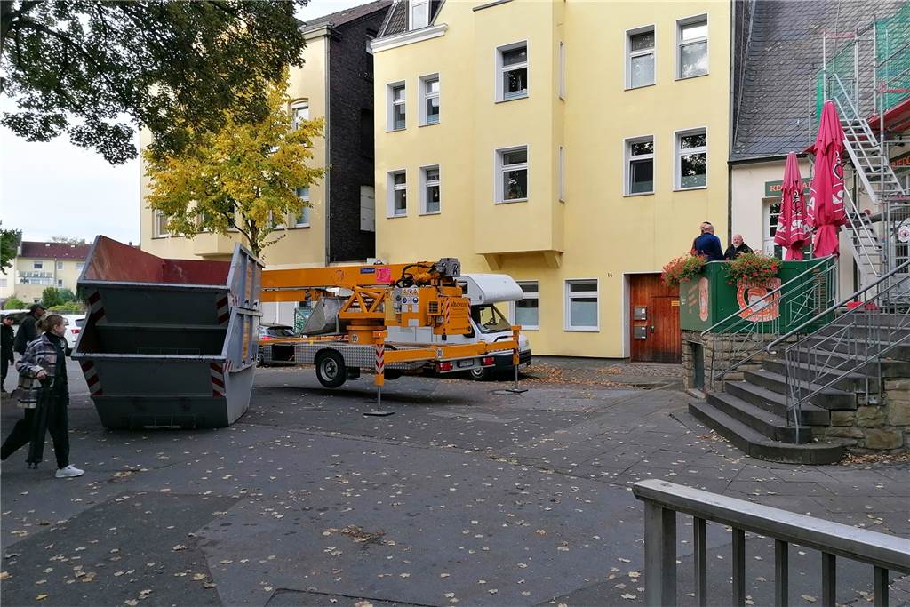 Ärger um Dach-Sanierung: Dortmunder Gastronom erteilt Handwerkern Hausverbot Fräder sprach den Handwerkern ein Haus- und Platzverbot aus - und ließ die Dachdecker den Bauplatz räumen.