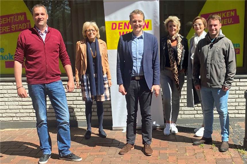 FDP unterstützt CDU-Kandidat Tom Tenostendarp bei der Bürgermeisterwahl Fraktionsvorsitzender Hendrik Mulder, Ortsverbandsvorsitzende Christel Kovermann, Tom Tenostendarp, Ilonka Bulten, Ruth Kemper und Kasper Neuendorf (v. l.)