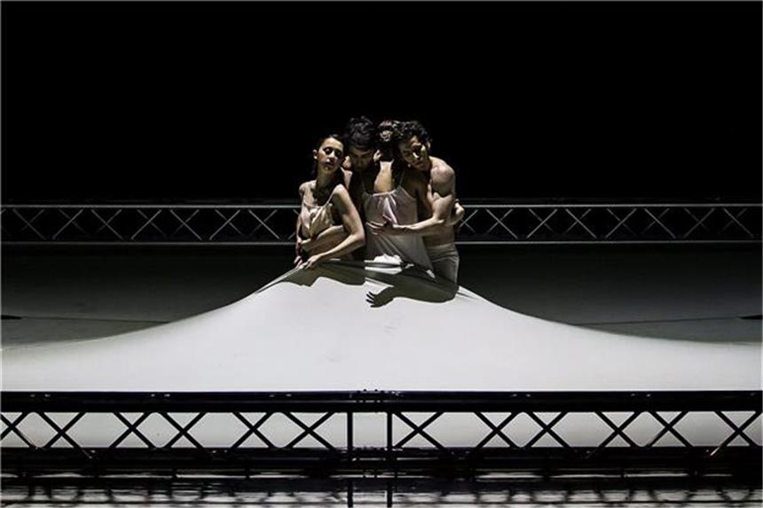 Francesca Berruto, Carlos Contreras, Tessa Vanheusden und José Urrutia in der Choreografie „Holy Lightly“. 