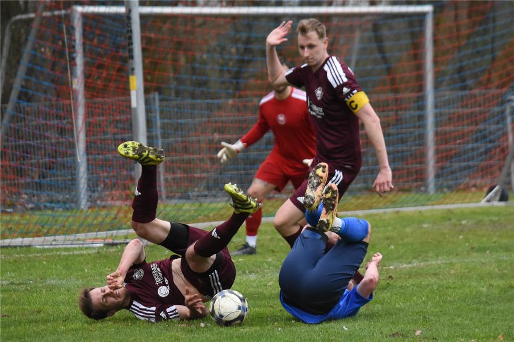 Verletzung überschattet Kellerduell in Billmerich: Partie nach RTW-Einsatz 45 Minuten unterbrochen Francis Lange Lange (l.) foulte Lukas Goetz im Strafraum - es gab Elfmeter.