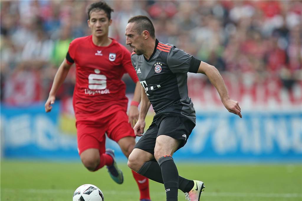 Halil Elitok duellierte sich bereits mit Franck Ribery – zu einem Klub wird er nicht mehr wechseln Franck Ribéry am Ball, Halil Elitok ist im Hintergrund. Damals im Trikot des SV Lippstadt. In der Vorbereitung im Jahr 2016 traf der SV Lippstadt auf den FC Bayern München.