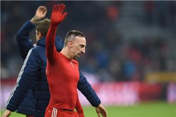 Franck Ribéry führt den FC Bayern im Königsklassen-Rückspiel gegen Paris Saint-Germain als Kapitän auf das Feld. Foto: Andreas Gebert