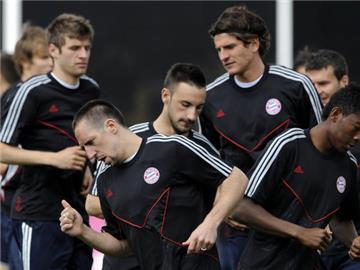 Franck Ribery (l) trainiert mit den anderen Bayern-Akteuren in München.