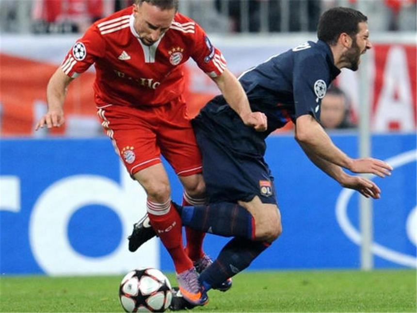 Olé Robben, oje Ribéry - Bayern «versetzen Berge» Franck Ribéry (l) vom FC Bayern foult Lyons Lisandro Lopez und sieht danach Rot.