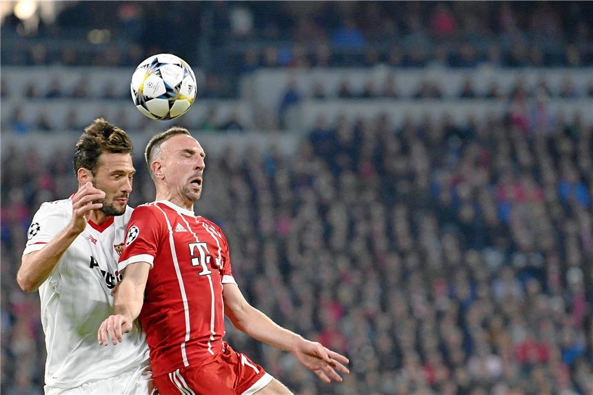 Souveränen Münchnern genügt ein 0:0 gegen Sevilla Franck Ribery (r.) im Luftduell mit Franco Damian Vazquez.