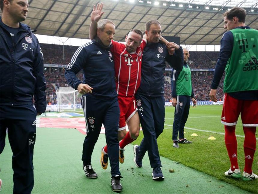 Verdacht auf Bänderverletzung im Knie: Ribéry droht Ausfall Franck Ribéry wurde gegen Hertha BSC verletzt ausgewechselt. Foto: Michael Kappeler