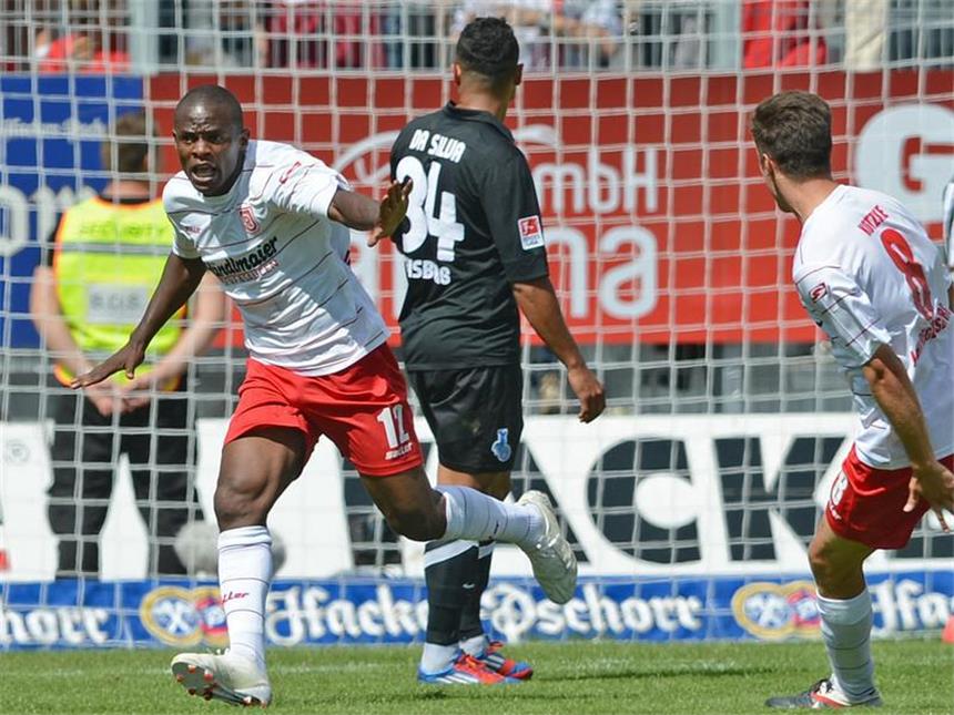 Regensburg gewinnt Heimspiel - 2:0 gegen Duisburg Francky Sembolo (l) erzielte das 2:0 gegen den MSV Duisburg. Foto: Armin Weigel