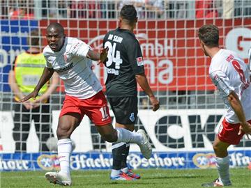Francky Sembolo (l) erzielte das 2:0 gegen den MSV Duisburg. Foto: Armin Weigel