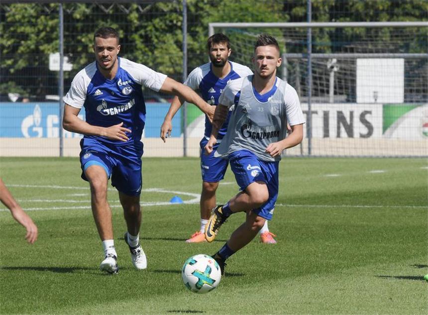Höwedes legt Pause ein - S04-Duo angeschlagen Franco Di Santo (l.) und Donis Avdijaj (r.) haben sich beim Schalker Training am Donnerstag Blessuren zugezogen.