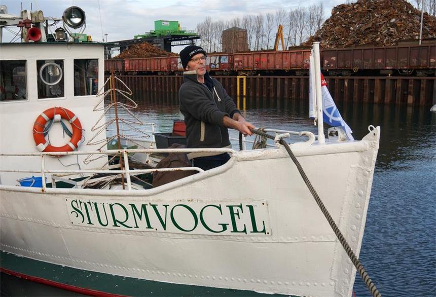 Restaurantschiff soll am Phoenix-See ankern Frank Bartecki will den über 100 Jahre alten „Sturmvogel“ als Gastro-Schiff nutzen.