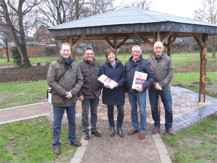 Wird es ein Capeller Dorfgemeinschaftshaus geben? Frank Bröckling (v.l.), Dietmar Bergmann und Josef Klaas (r.) übergaben das DIEK an Mechthild Rabbe und Werner Wiegert von der Bezirksregierung.
