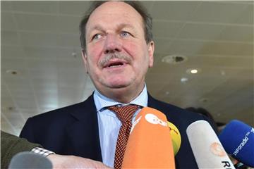 Frank Bsirske, der Vorsitzende der Gewerkschaft Verdi, gibt vor Beginn zur ersten Runde der Tarifverhandlungen für den öffentlichen Dienst ein Statement ab. Foto: Bernd Settnik/Archiv