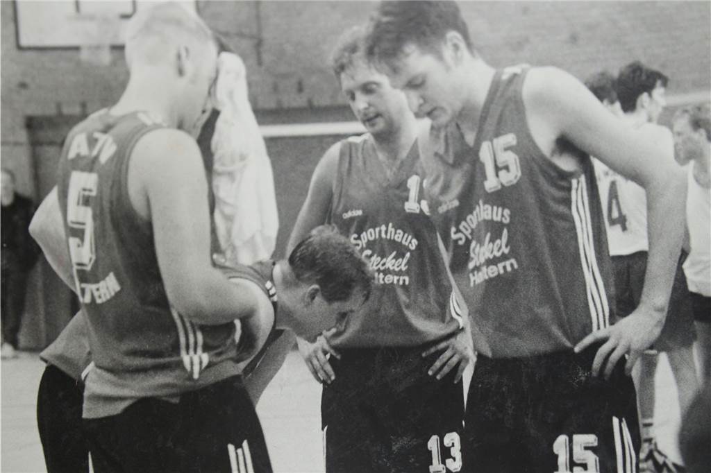 Ein TV-Star im Team: Als Frank Buschmann mit dem ATV Haltern in die Oberliga aufstieg Frank Buschmann (2.v.r) mit seinen Teamkameraden. ATV-Vorsitzender Rupert Joemann (2.v.l.), Andreas Pieper (l.) und Lars Michalski (r.) sind ebenfalls im Bild.