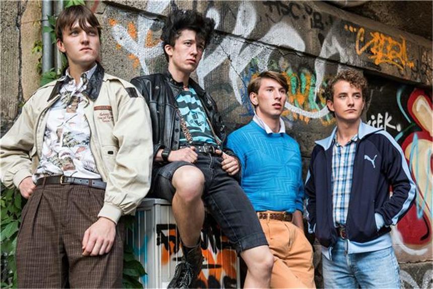 „Radio Heimat“ ist eine beschwingte Zeitreise Frank (David Hugo Schmitz, r.) und die Möchtegern-Romeos aus seiner Clique.