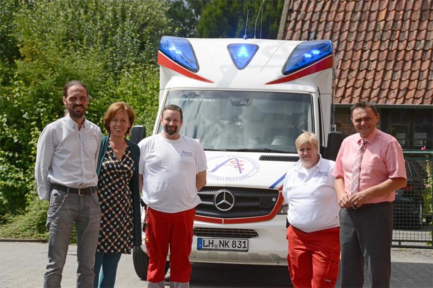 Fazit: Ein Jahr Rettungsdienst aus Südkirchen Frank Dunsche (l.) betreibt seit knapp einem Jahr den neuen Rettungsdienst in Südkirchen an der Cappenberger Straße. Nun stellte er gemeinsam mit Bürgermeister Dietmar Bergmann (r.) und Mechtild Kammert von der Gemeinde (2.v.l.) ein erstes Fazit.