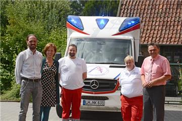 Frank Dunsche (l.) betreibt seit knapp einem Jahr den neuen Rettungsdienst in Südkirchen an der Cappenberger Straße. Nun stellte er gemeinsam mit Bürgermeister Dietmar Bergmann (r.) und Mechtild Kammert von der Gemeinde (2.v.l.) ein erstes Fazit.